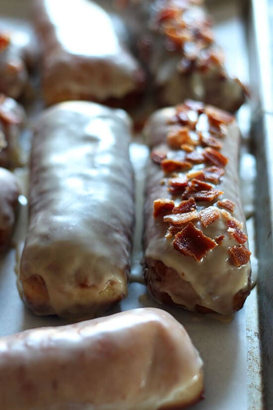 Maple Bacon Bars met Bourbon Cream Filling zijn niet voor de zwakkeren! Ultieme hartige zoetheid met elke luchtige, romige, knapperige hap. Geobsedeerd!